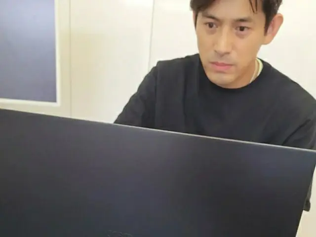 俳優オ・ジホ、久しぶりに近況写真を公開…ノートPCの前で「何を見るかで悩み中」（画像提供:wowkorea）