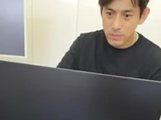 俳優オ・ジホ、久しぶりに近況写真を公開…ノートPCの前で「何を見るかで悩み中」