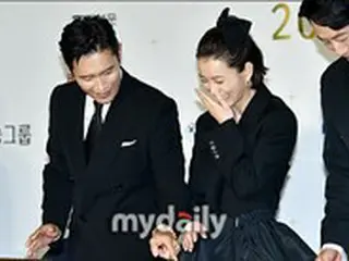 俳優イ・ビョンホン、「2021釜日映画賞」に出席…チョン・ユミのハンドプリントに笑み浮かべる