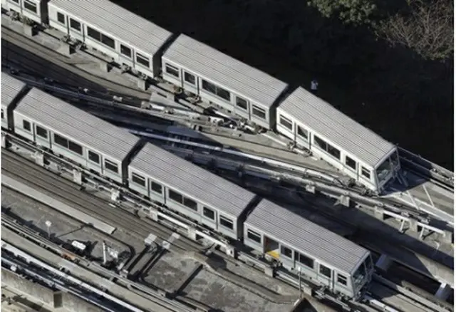 地震があった東京都足立区で脱線した電車＝（共同＝聯合ニュース）