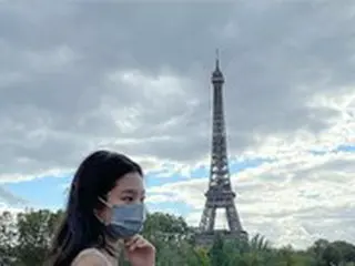 「BLACKPINK」JENNIE、シースルーの果敢なパリファッション