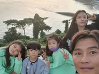 元韓国代表イ・ドングク、子どもたちと仲良くお出かけ“仲むつまじい大家族”