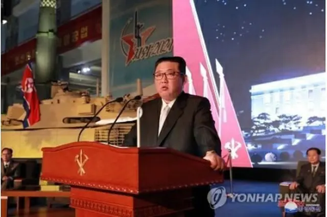 11日、国防発展展覧会で演説する金正恩氏＝（朝鮮中央通信＝聯合ニュース）≪転載・転用禁止≫