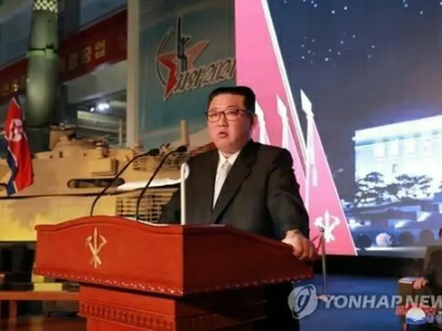 11日、国防発展展覧会で演説する金正恩氏＝（朝鮮中央通信＝聯合ニュース）≪転載・転用禁止≫