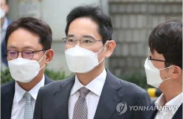 初公判出席のため法廷に向かう李在鎔氏＝12日、ソウル（聯合ニュース）