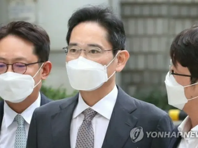 初公判出席のため法廷に向かう李在鎔氏＝12日、ソウル（聯合ニュース）