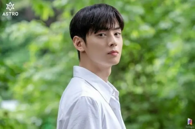 チャ・ウヌ（ASTRO）、初恋の記憶を操作するこのまなざし…夏の思い出を胸キュンビジュアルと振り返る（画像提供:wowkorea）