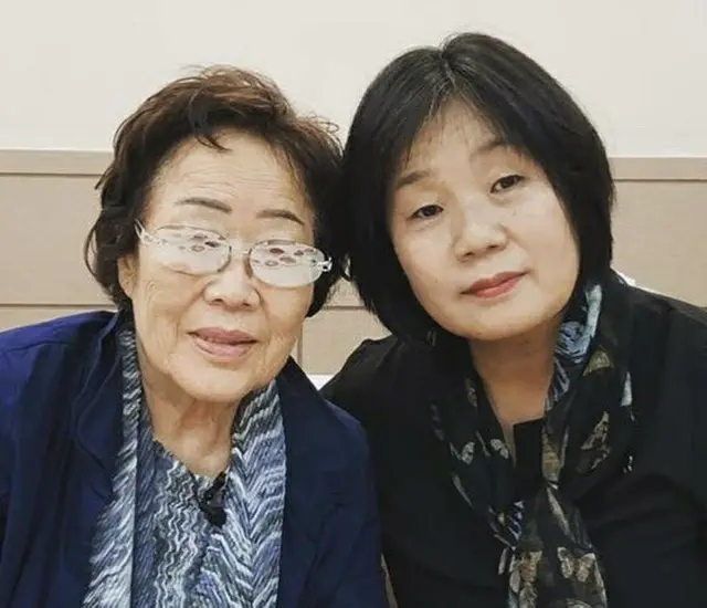 元慰安婦の代表格イ・ヨンス（李容洙）氏と慰安婦活動家の経歴で国会議員に上り詰めたユン・ミヒャン（尹美香）議員。現在は仲間割れしている。（画像提供:wowkorea）
