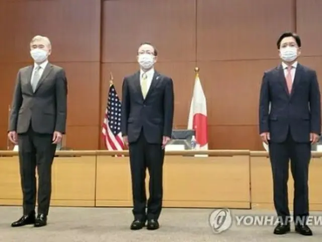 9月14日、東京での協議の前に記念撮影する（左から）キム氏、船越氏、魯氏＝（聯合ニュース）