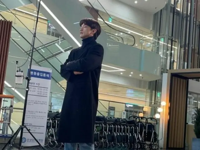 次回作ドラマ確定のRain(ピ)、照明の下で何をしてるの!?　…コート姿も映えるたくましいフィジカルがまぶしい（画像提供:wowkorea）