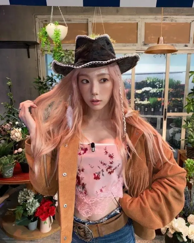 テヨン（少女時代）、今週のコスプレも完成度高め…魅力的なカーボーイ姿の美貌に目が離せない（画像提供:wowkorea）