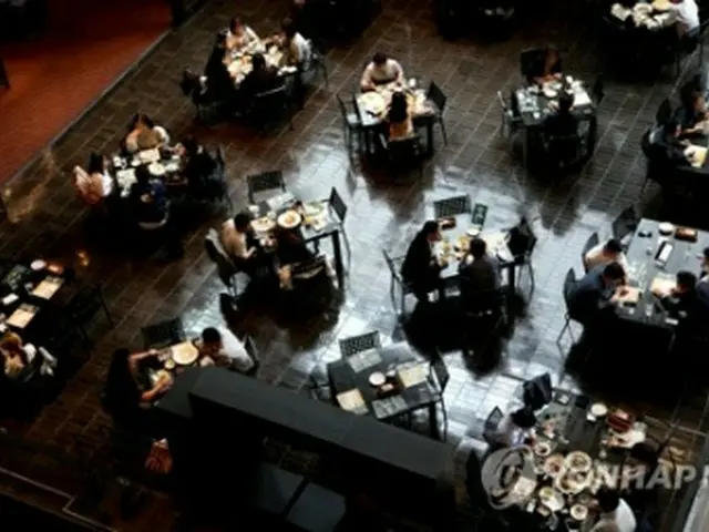 1グループの人数が制限されているカフェ（資料写真）＝（聯合ニュース）