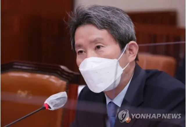 国政監査で答弁する李長官（国会写真記者団）＝18日、ソウル（聯合ニュース）