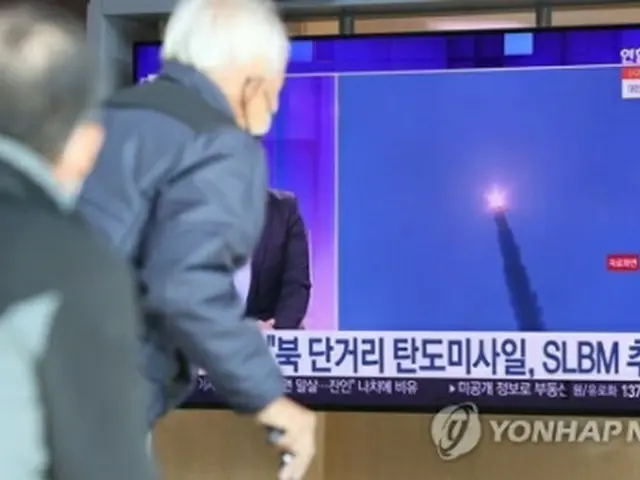 ソウル駅に設置されたモニターで北朝鮮のミサイル発射を報じるニュースを視聴する市民＝１９日、ソウル（聯合ニュース）