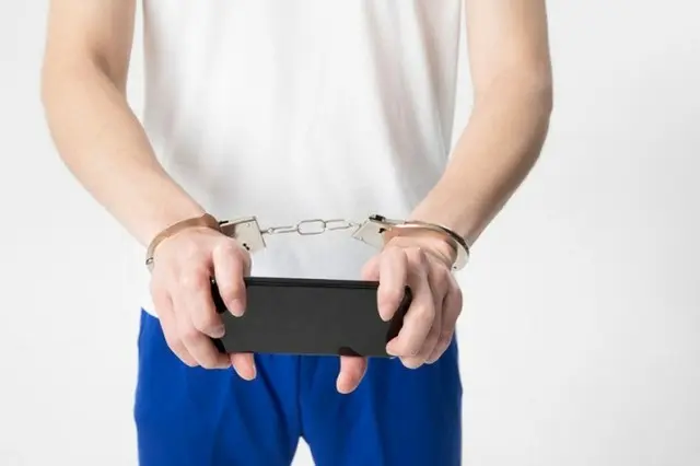 バックパックに携帯をぶら下げて盗撮した20代拘束…被害者は200人余＝韓国（画像提供:wowkorea）