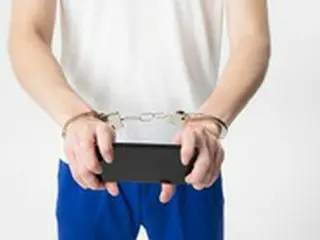 バックパックに携帯をぶら下げて盗撮した20代拘束…被害者は200人余＝韓国
