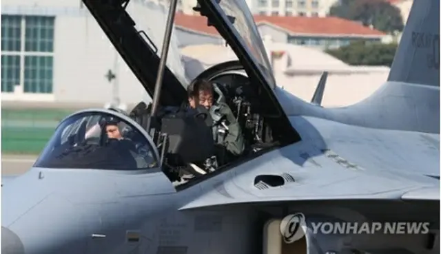 FA50に乗ってADEX開会式の会場となるソウル空港に到着した文大統領＝20日、城南（聯合ニュース）