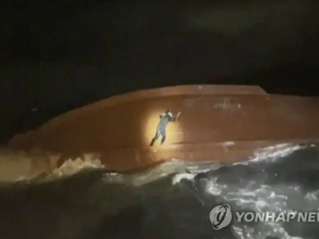 行方不明者の捜索の様子（東海地方海洋警察庁提供）＝（聯合ニュース）≪転載・転用禁止≫