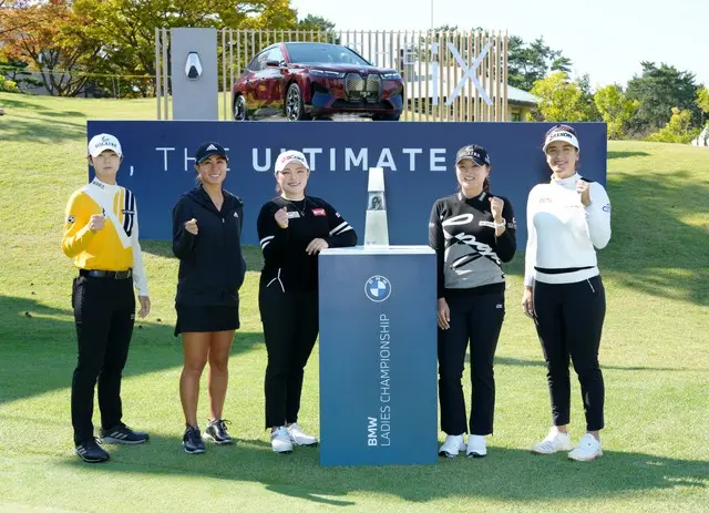 「BMW Ladies Championship 2021」大会を前に18番ホールで公式フォトコールがおこなわれた。左からパク・ソンヒョン、ダニエル・カン、チャン・ハナ、コ・ジンヨン、ハナ・グリーン。（画像提供:wowkorea）