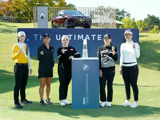 「BMW Ladies Championship 2021」大会を前に18番ホールで公式フォトコールがおこなわれた。左からパク・ソンヒョン、ダニエル・カン、チャン・ハナ、コ・ジンヨン、ハナ・グリーン。（画像提供:wowkorea）