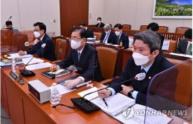 国政監査に出席した鄭氏（中央）＝21日、ソウル（聯合ニュース）