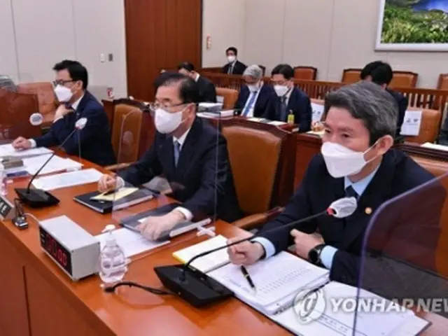 国政監査に出席した鄭氏（中央）＝21日、ソウル（聯合ニュース）