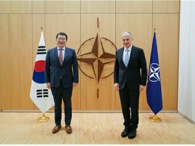 崔氏（左）とジョアナ氏（外交部提供）＝（聯合ニュース）≪転載・転用禁止≫