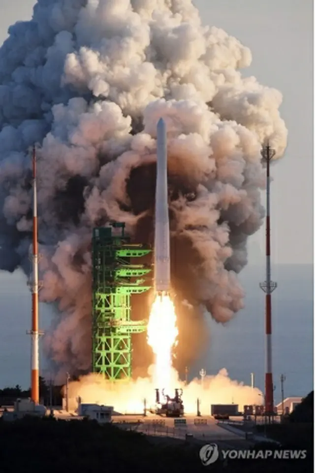 打ち上げられる韓国初の独自開発ロケット「ヌリ」＝２１日、高興（聯合ニュース）