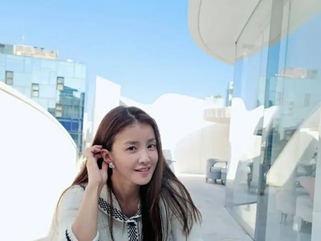 女優イ・シヨン、ラクシャリーなファッションスタイルでリラックスコーヒータイム（画像提供:wowkorea）