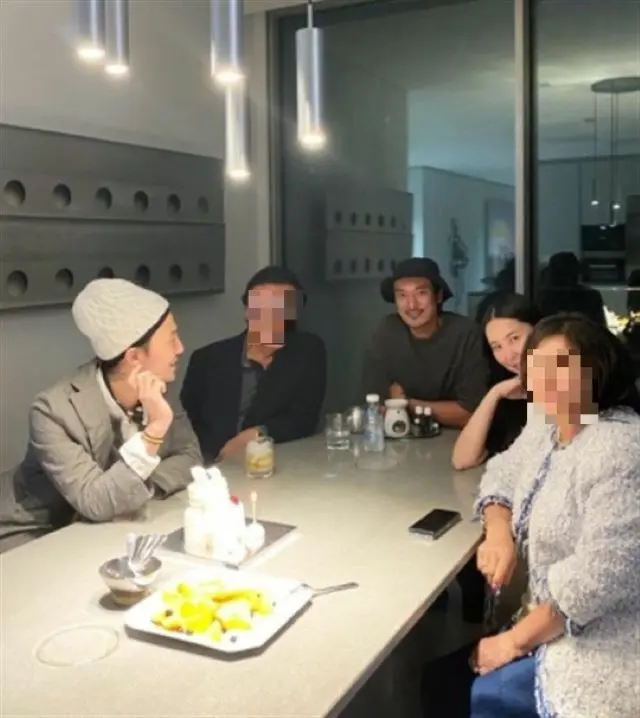 クォン・ダミ＆キム・ミンジュン夫婦、弟のG-DRAGON（BIGBANG）とともに母の誕生会…笑顔いっぱいの家族たち（画像提供:wowkorea）