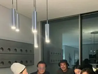 「BIGBANG」G-DRAGON、姉クォン・ダミ、キム・ミンジュンと母の誕生日パーティー…「和やかな家族」