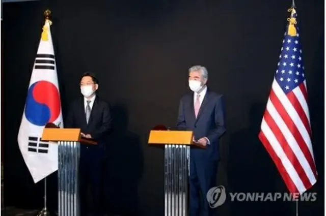 会見を行う魯氏（左）とキム氏（写真共同取材団）＝２４日、ソウル（聯合ニュース）