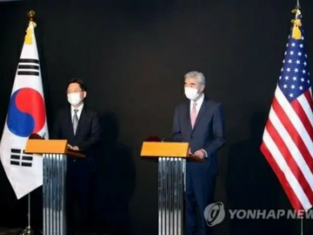 会見を行う魯氏（左）とキム氏（写真共同取材団）＝２４日、ソウル（聯合ニュース）