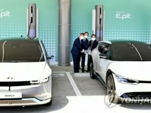 現代のＥＶ専用車「アイオニック５」と起亜のＥＶ専用車「ＥＶ６」（資料写真）＝（聯合ニュース）