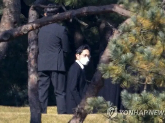 追悼式に参列した李在鎔氏＝２５日、水原（聯合ニュース）