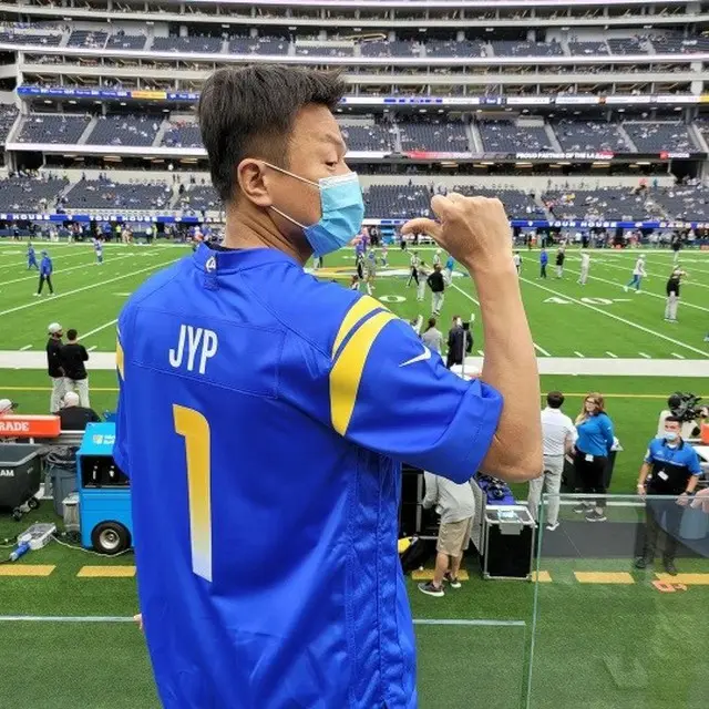 J.Y.Park（パク・チニョン）、JYPユニフォームを着て幸せそうな笑顔（画像提供:wowkorea）