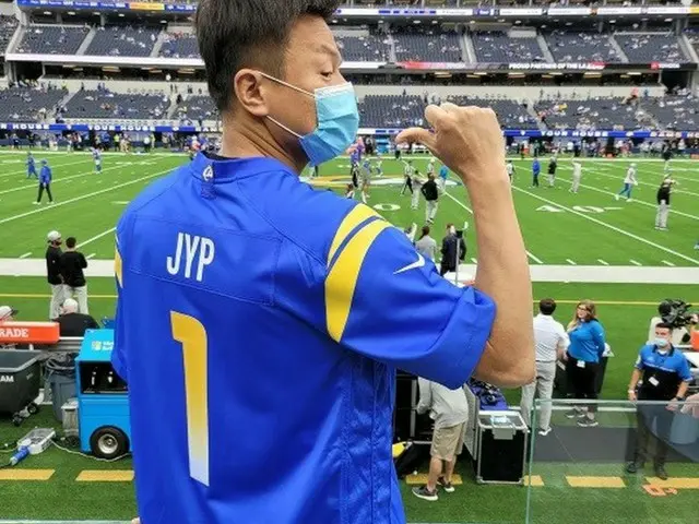 J.Y.Park（パク・チニョン）、JYPユニフォームを着て幸せそうな笑顔（画像提供:wowkorea）