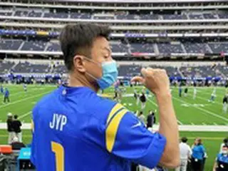 J.Y.Park（パク・チニョン）、JYPユニフォームを着て幸せそうな笑顔