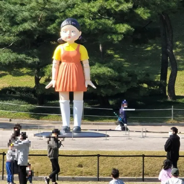 Netflix「イカゲーム」経済効果、至る所に…オリンピック公園に「だるまさんが転んだ人形」登場＝韓国（画像提供:wowkorea）