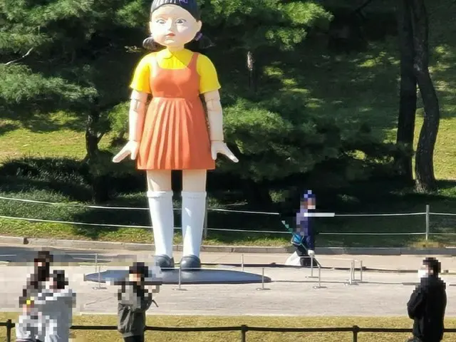 Netflix「イカゲーム」経済効果、至る所に…オリンピック公園に「だるまさんが転んだ人形」登場＝韓国（画像提供:wowkorea）