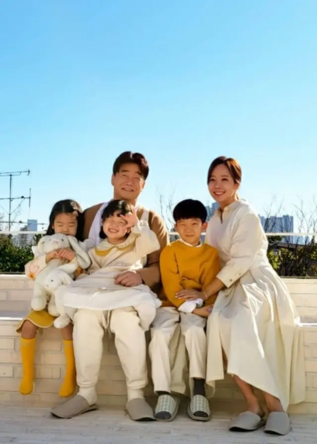 料理研究家ペク・ジョンウォンと女優ソ・ユジン夫婦、子供たちと一緒に撮った広告料を全額寄付（画像提供:wowkorea）
