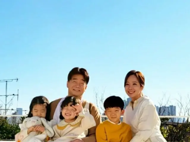 料理研究家ペク・ジョンウォンと女優ソ・ユジン夫婦、子供たちと一緒に撮った広告料を全額寄付（画像提供:wowkorea）