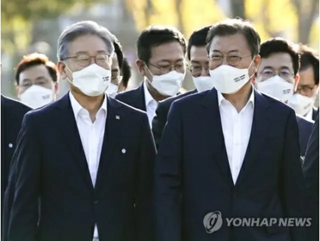 文大統領（右）と李在明氏（資料写真）＝（聯合ニュース）