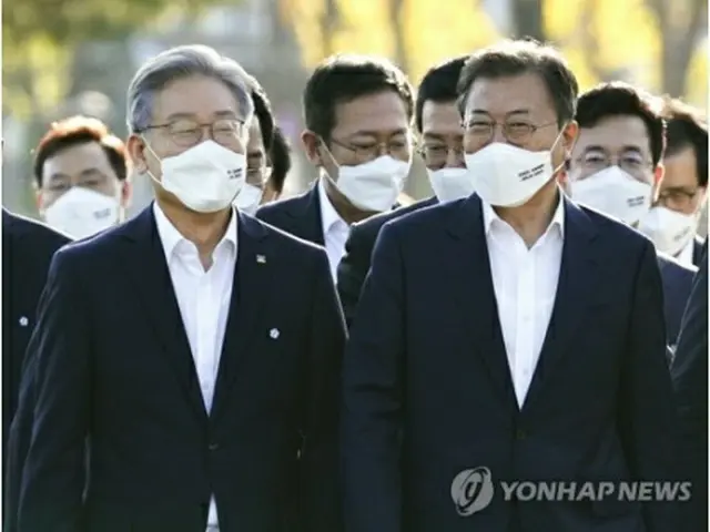 文大統領（右）と李在明氏（資料写真）＝（聯合ニュース）