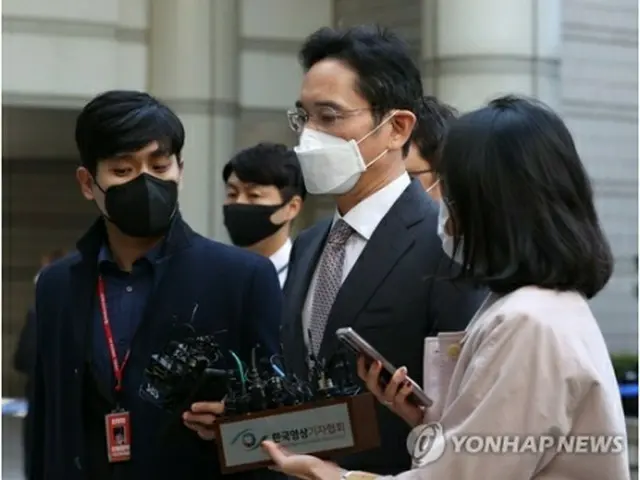 法廷へ向かう李在鎔氏＝26日、ソウル（聯合ニュース）