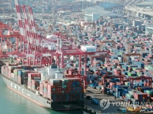 釜山港の様子。韓国の今年の年間貿易額が過去最短で１兆ドルを突破した＝２６日、釜山（聯合ニュース）