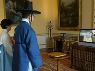 駐英韓国大使、Netflix「キングダム」シリーズで注目の伝統冠帽「カッ」着用でエリザベス女王に信任状を奉呈