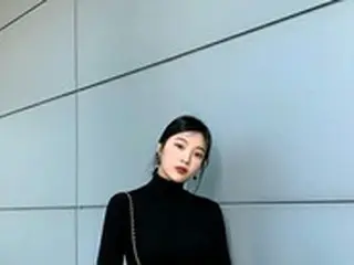 ジョイ(Red Velvet) 、ブランドバッグを肩にかけ堂々とポーズ