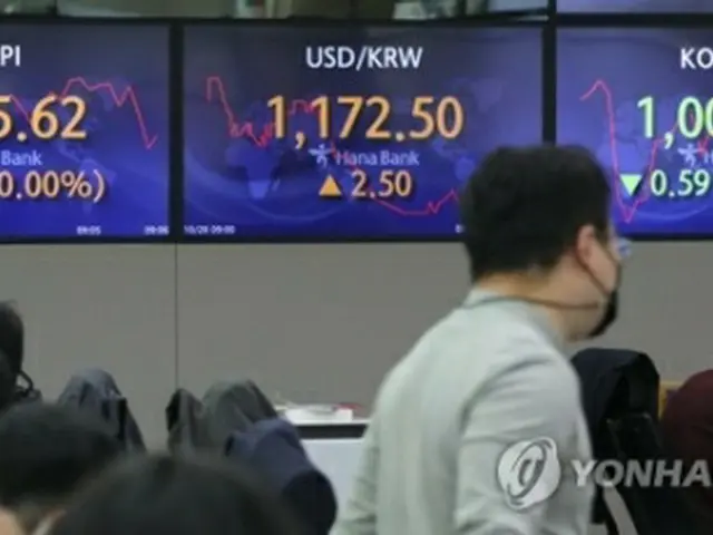ハナ銀行本店のディーリングルーム＝２８日、ソウル（聯合ニュース）
