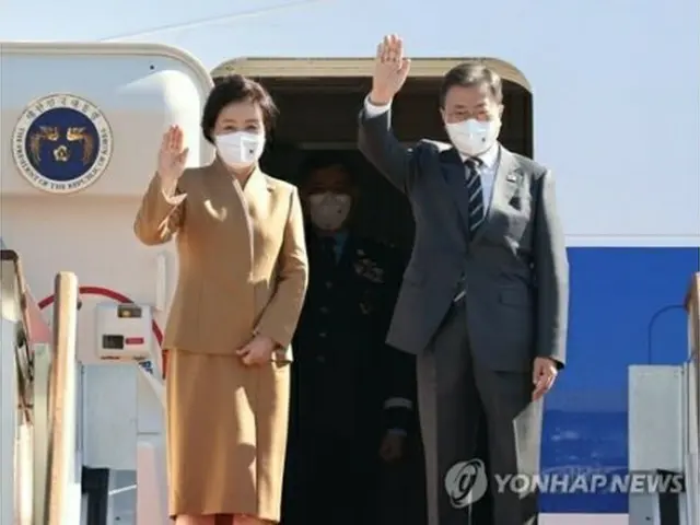 イタリア・ローマに向けソウル空港を出発する文大統領夫妻=28日、城南(聯合ニュース)